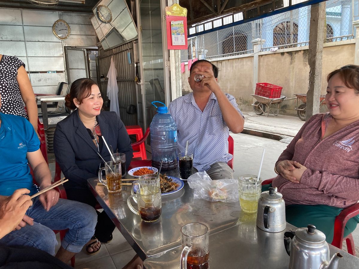 カフェでアイスコーヒー(コーヒーと共に炒ったとうもろこし入り)。
お店の方...