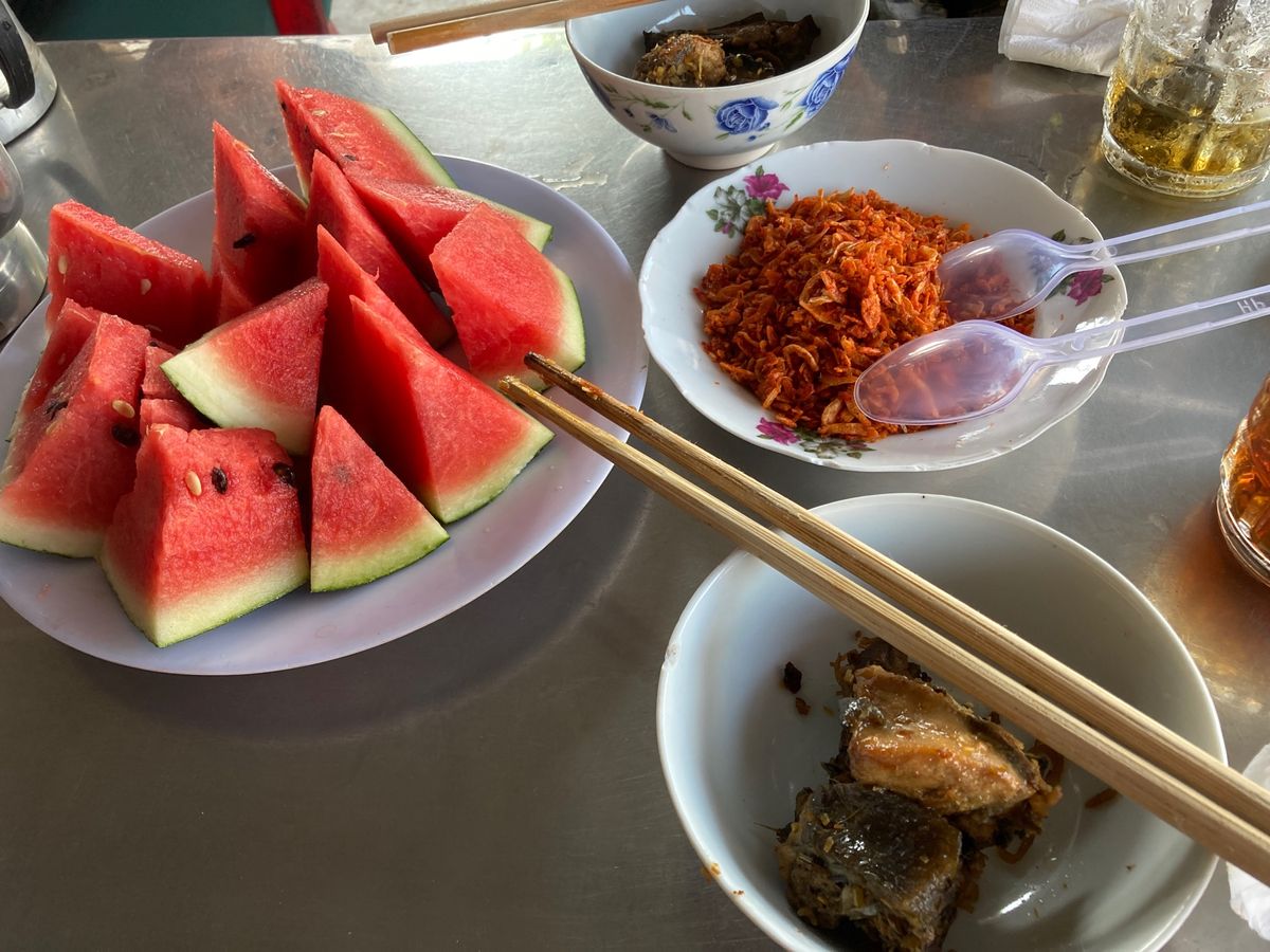 カフェでアイスコーヒー(コーヒーと共に炒ったとうもろこし入り)。
お店の方...