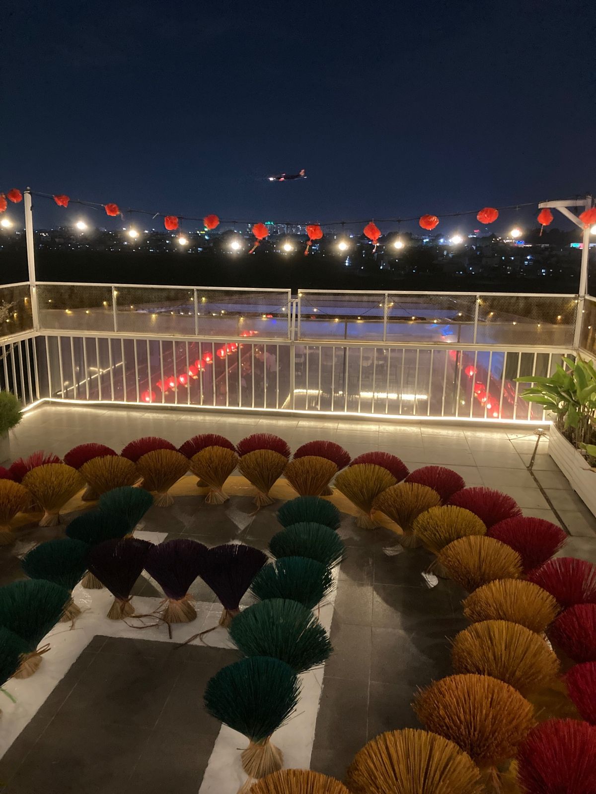 ホーチミン市タンソンニャット空港近くの飛行機の眺められるルーフトップバー。...