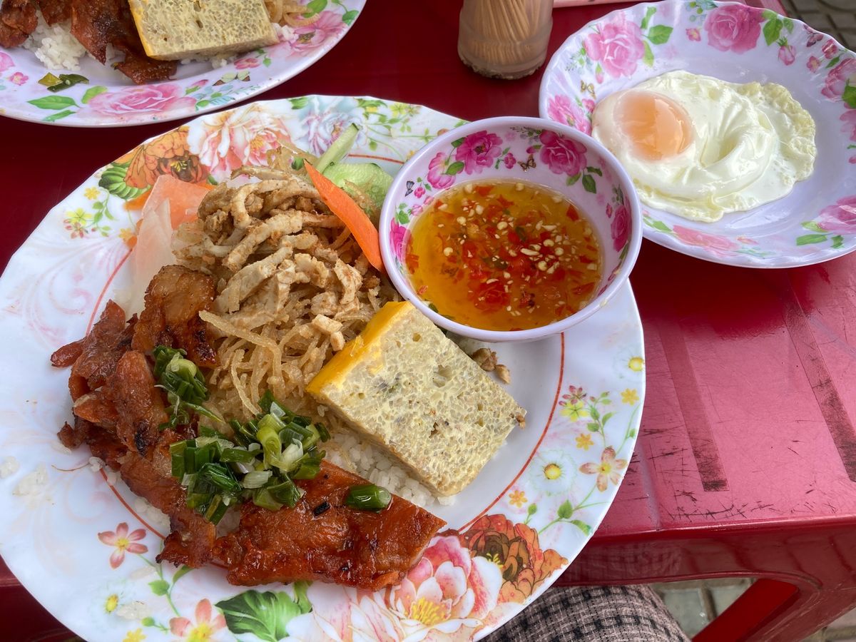 砕き米と豚肉焼きご飯cơm tấm＋目玉焼きとおかわりご飯。
フィルターで...