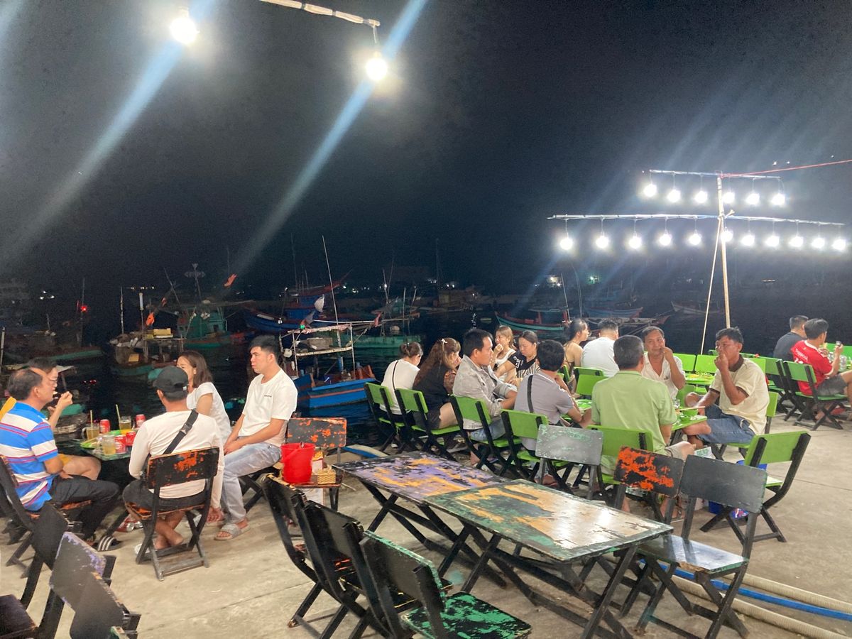 夕食は歩いて港にあるゲストハウスおすすめの海鮮店へ。水槽から選び、セミエビ...