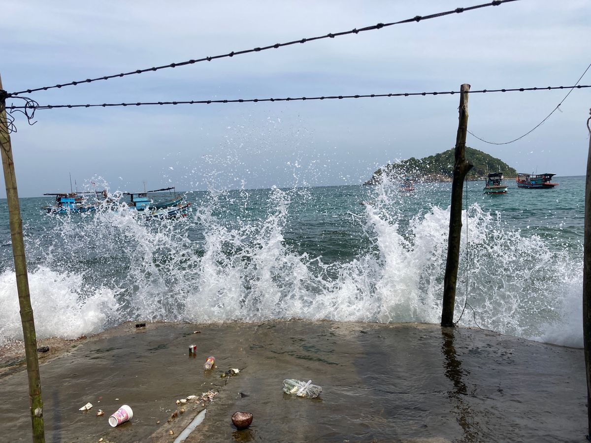 2日目、ちょっと探検しに急坂の裏道へ。細い山道を走り抜けると、海に出ました...