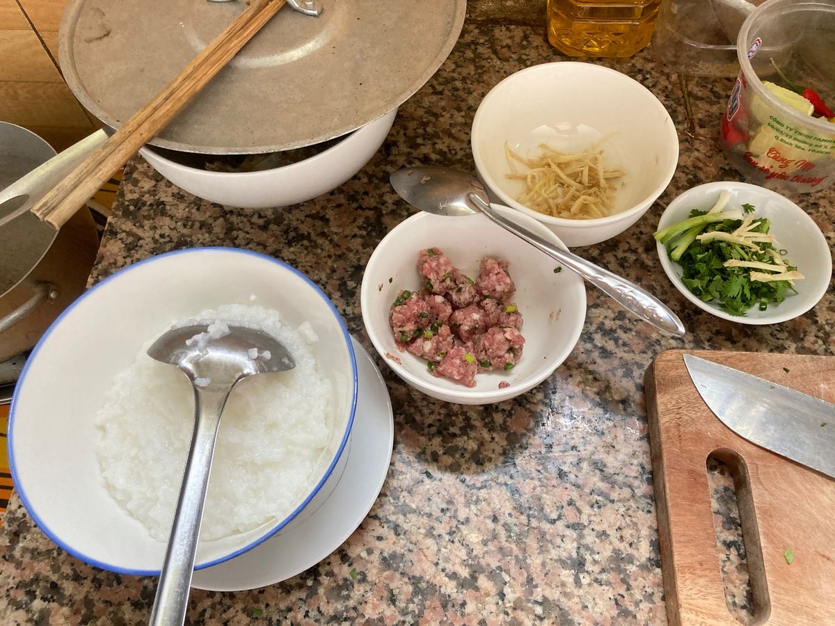 ご馳走になったお粥、卵焼き、牛肉とパプリカ炒め