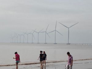 Bãi biển Ba Động(バードンビーチ)。メコンの水が流れ込むた...