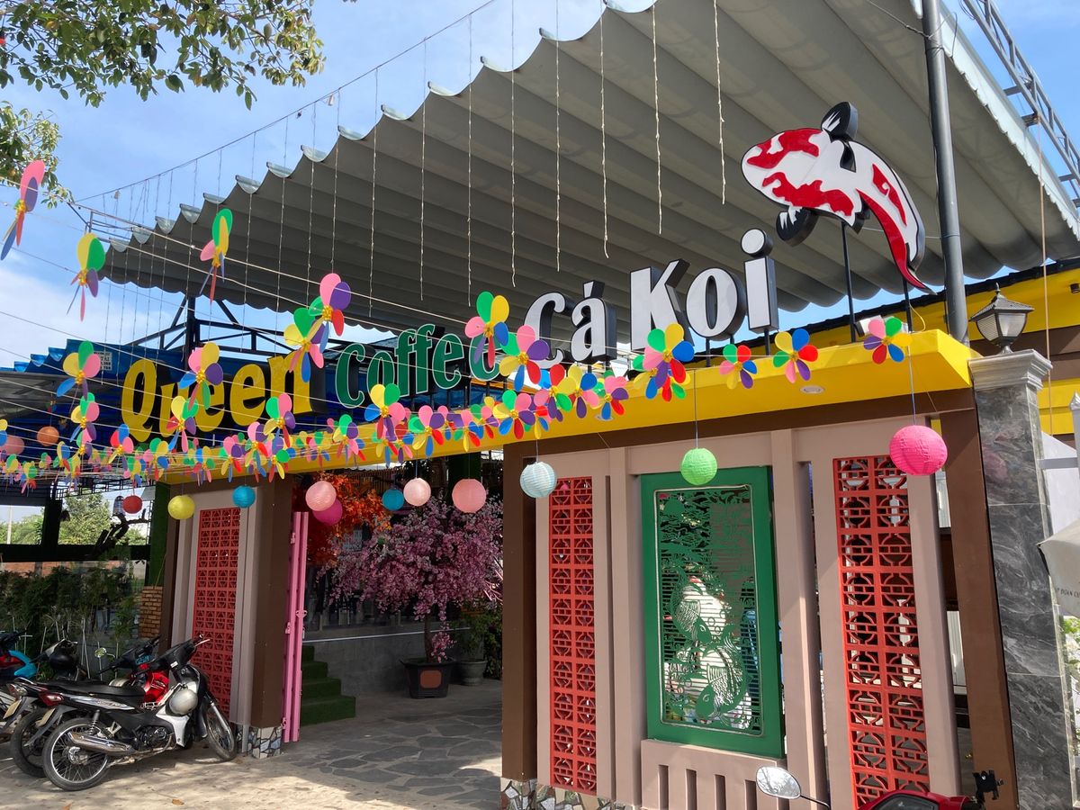 鯉カフェ、味がある雰囲気が面白いけれど、ちょっと面白怖い