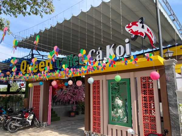 ベトナム・メコンデルタ「ベトナム」の写真：鯉カフェ、味がある雰囲気が面白いけれど、...