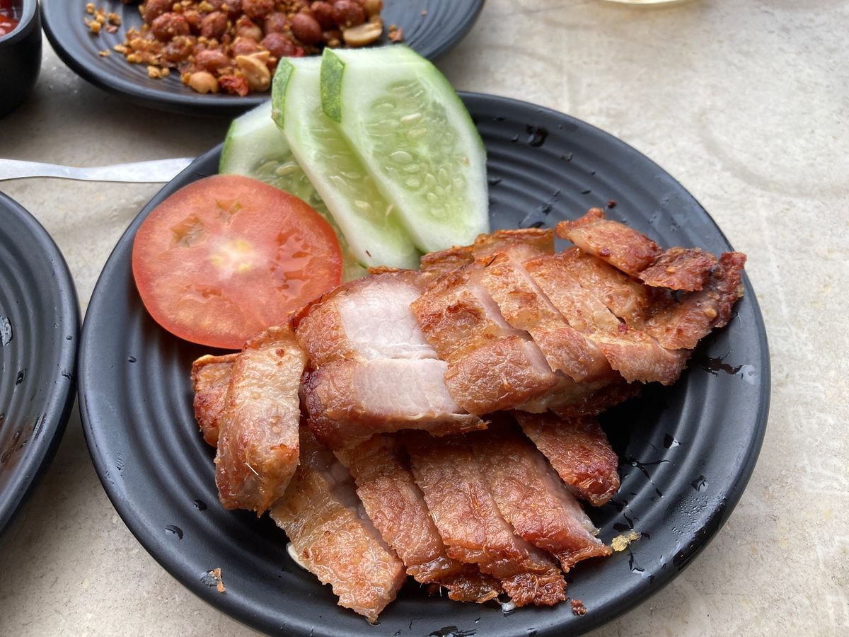 ホーチミン市タンソンニャット空港近くの飛行機の眺められるルーフトップバー。...