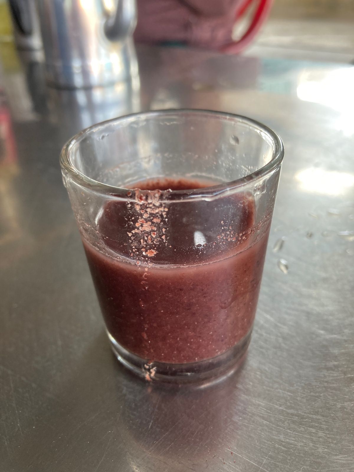 カフェでアイスコーヒー(コーヒーと共に炒ったとうもろこし入り)。
お店の方...