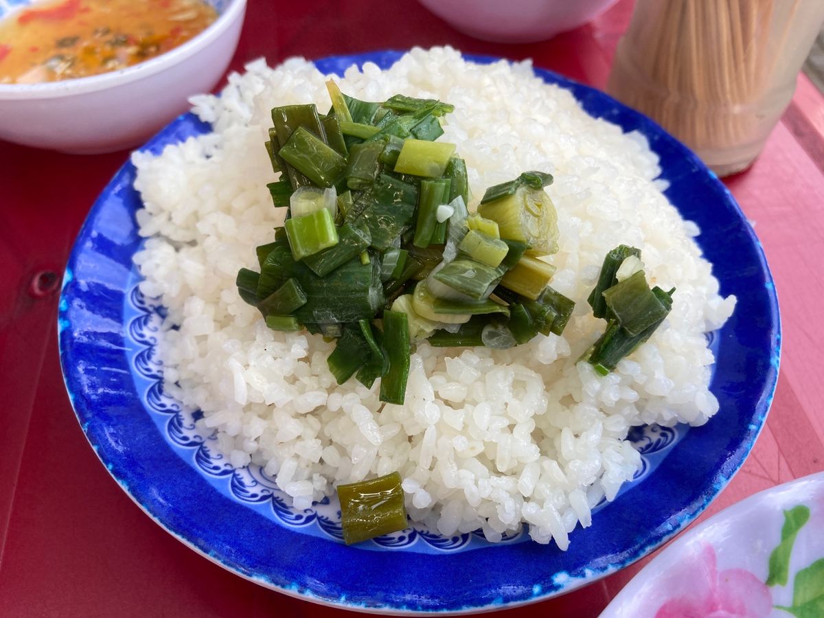砕き米と豚肉焼きご飯cơm tấm＋目玉焼きとおかわりご飯。
フィルターで...