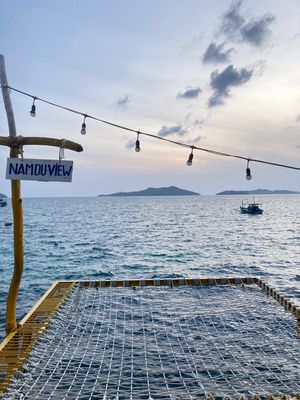 ゲストハウスから朝日が見れます。海の水もきれいで、イカなども釣れるようです...