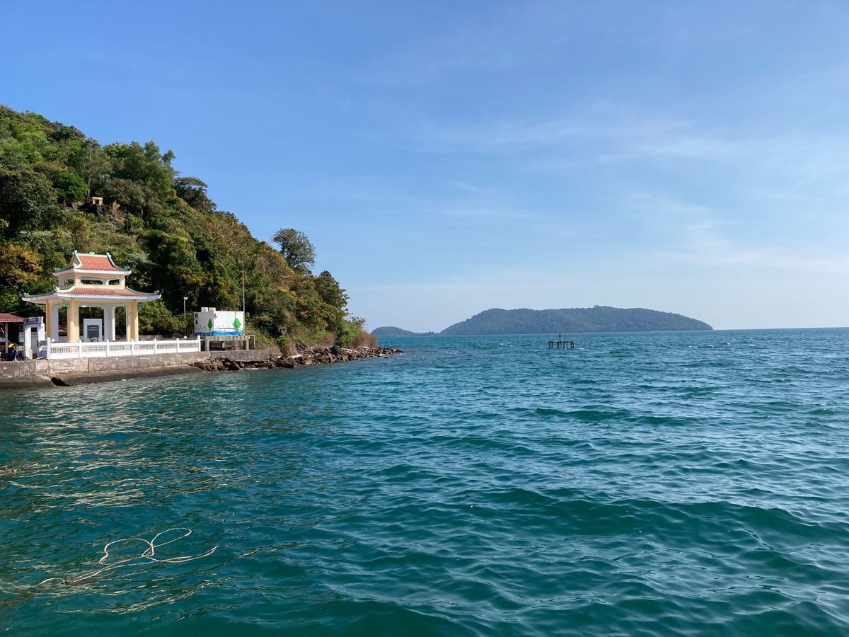 途中ライソン島đảo Lại Sơn経由で2時間半で到着。
港の海もなかな...