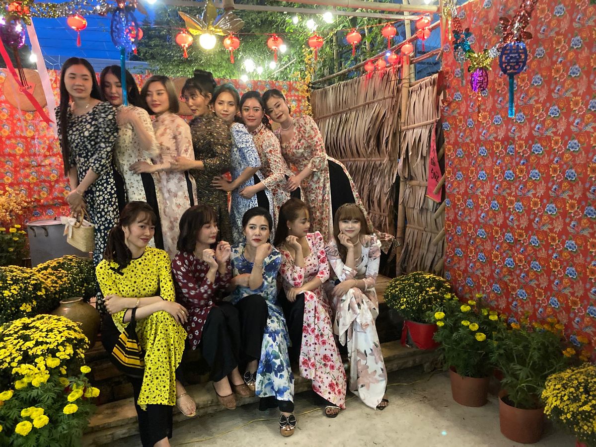 友達に誘われ(旧正月前の)忘年会に。
ドレスコードはアオザイや80年代の服...