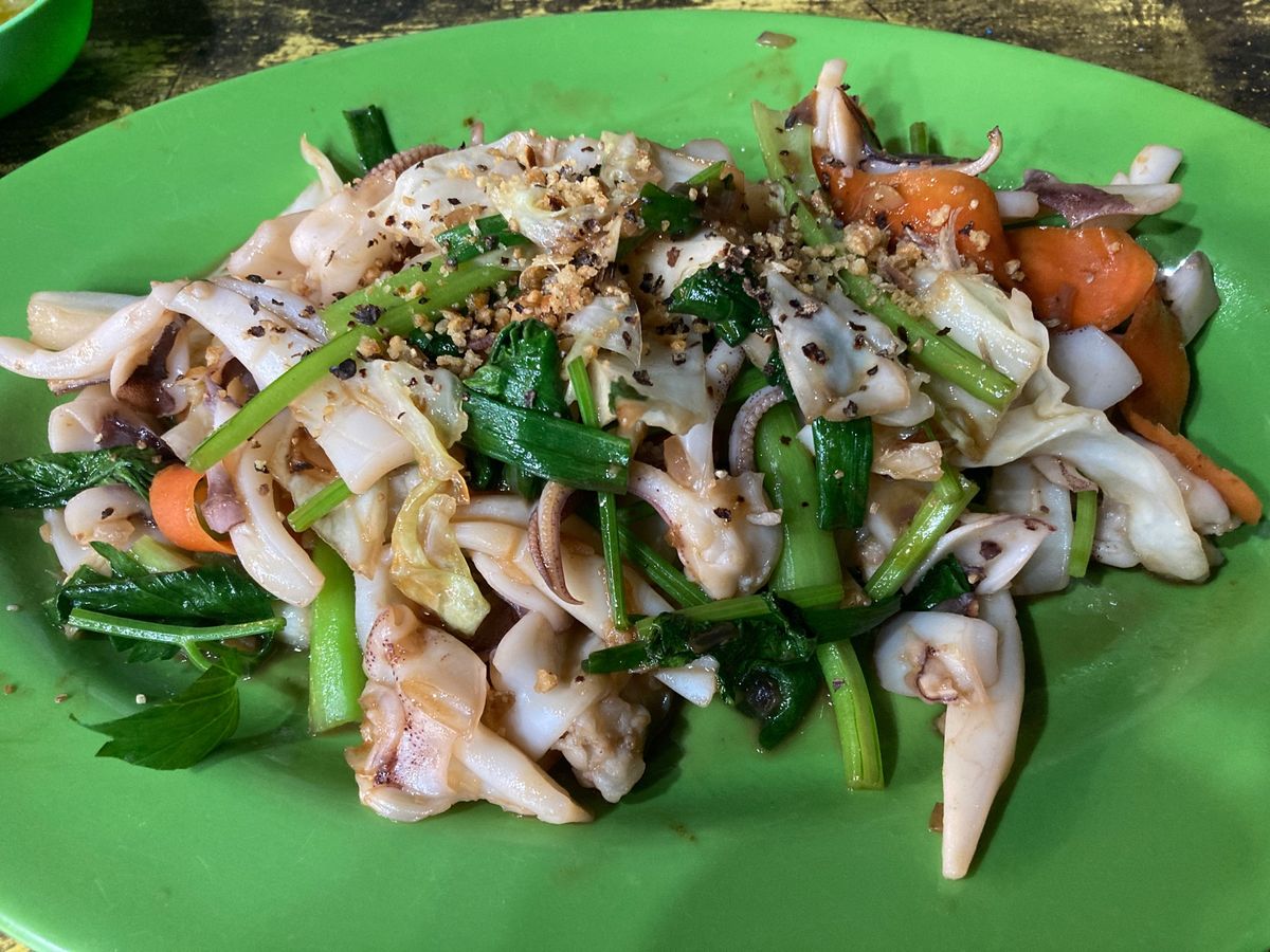 夕食は歩いて港にあるゲストハウスおすすめの海鮮店へ。水槽から選び、セミエビ...