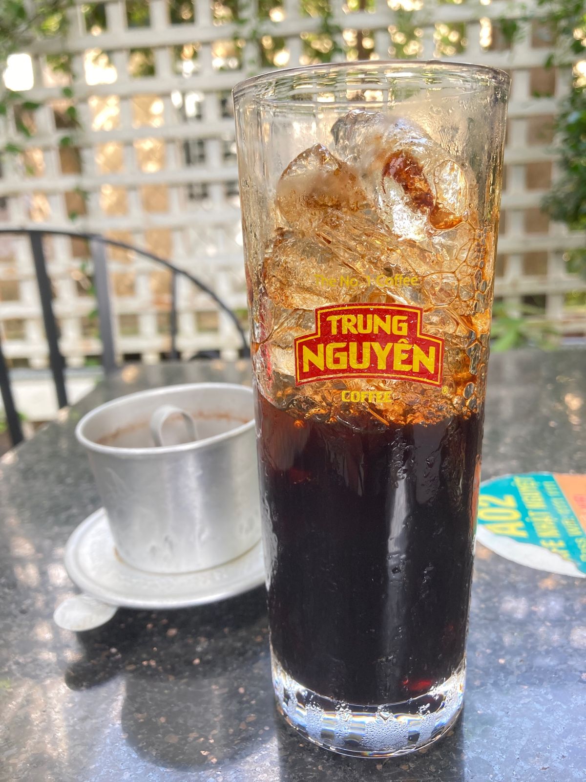 砕き米と豚肉焼きご飯cơm tấm＋目玉焼きとおかわりご飯。
フィルターで...