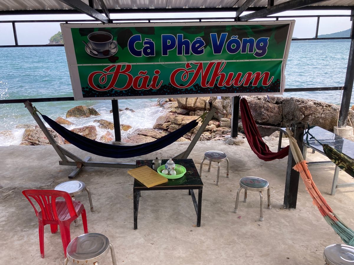 道の途中でカフェを発見。ここはベトナム人観光客もほとんど来なそうな地元民御...