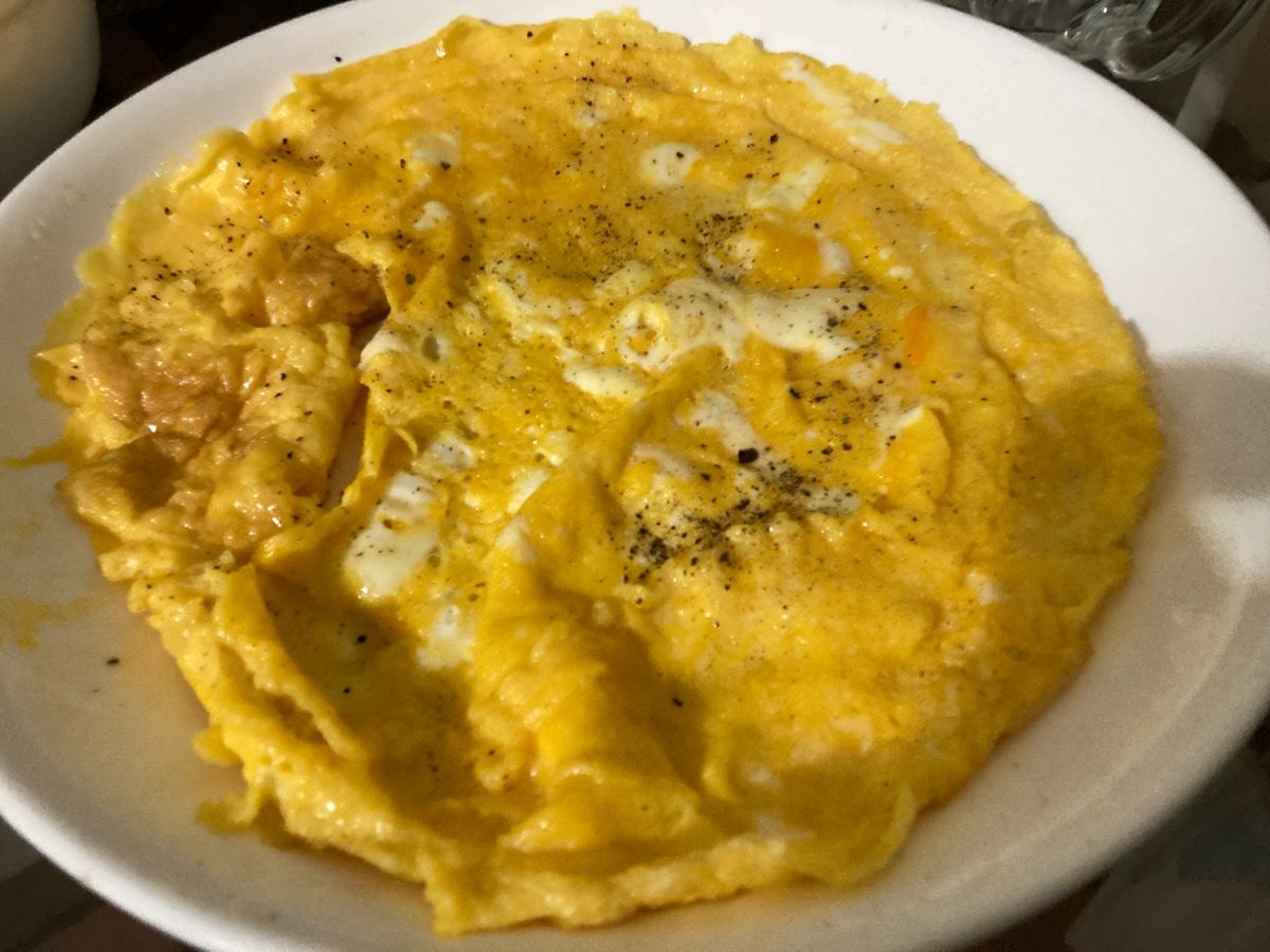 ご馳走になったお粥、卵焼き、牛肉とパプリカ炒め