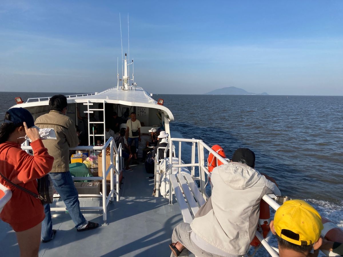 2日目、ラックザー港cảng Rạch Giáから高速船スーパードンtàu...