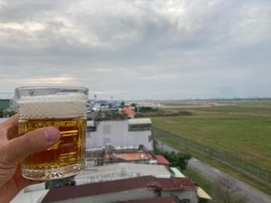 ホーチミン市タンソンニャット空港の飛行機の眺められるカフェに続き、飛行機の...