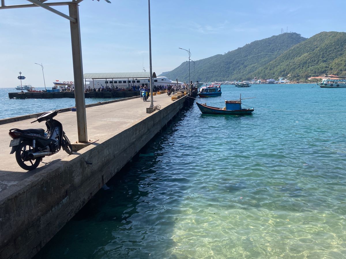 途中ライソン島đảo Lại Sơn経由で2時間半で到着。
港の海もなかな...