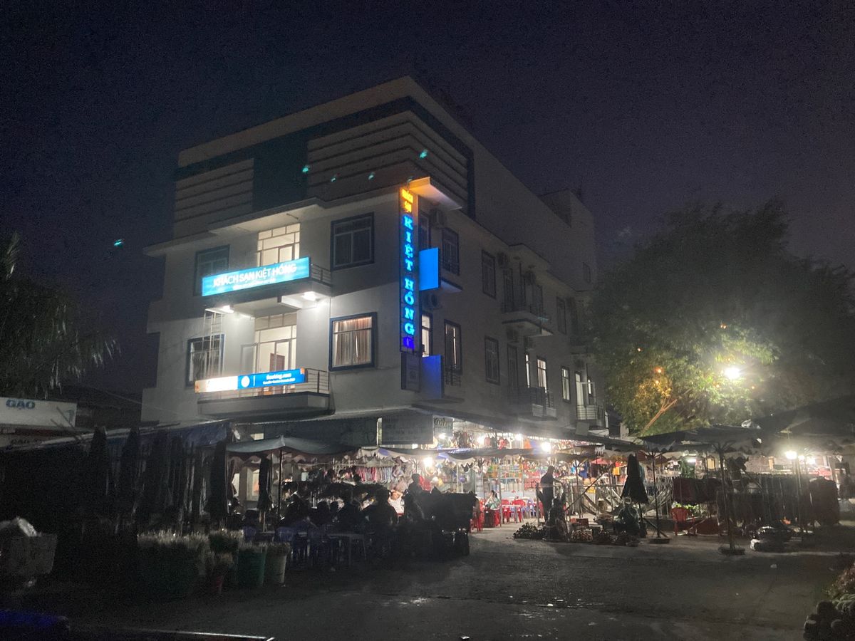 約16時間かかって現地時間の23時30分、どうにか当日中にラックザーのホテ...