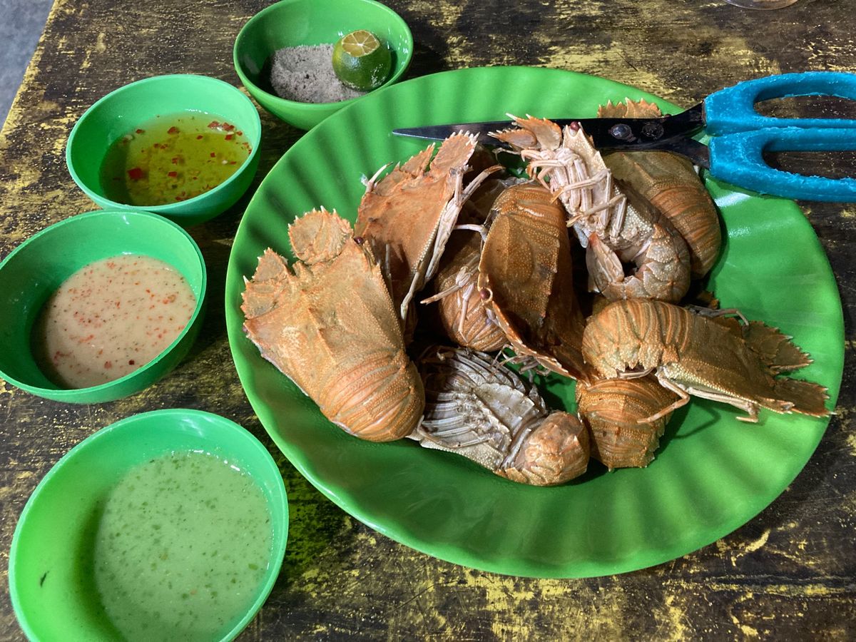 夕食は歩いて港にあるゲストハウスおすすめの海鮮店へ。水槽から選び、セミエビ...