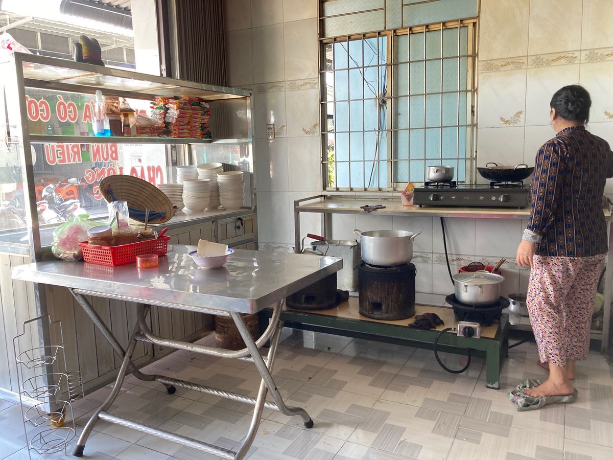 島一周の途中のビーチがきれいだったので、腹ごしらえして戻ってくる事に。
お...