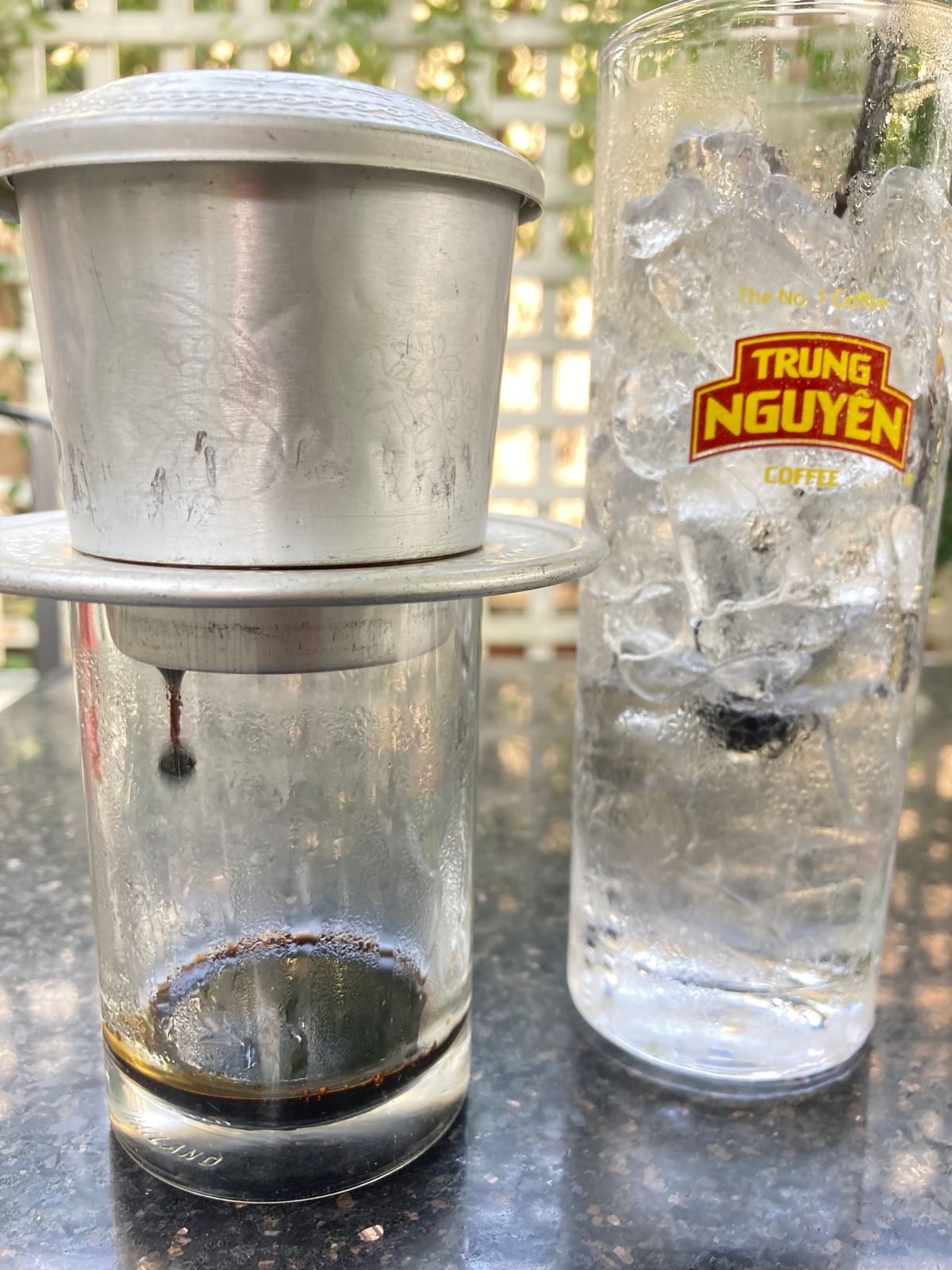 砕き米と豚肉焼きご飯cơm tấm＋目玉焼きとおかわりご飯。
フィルターで...