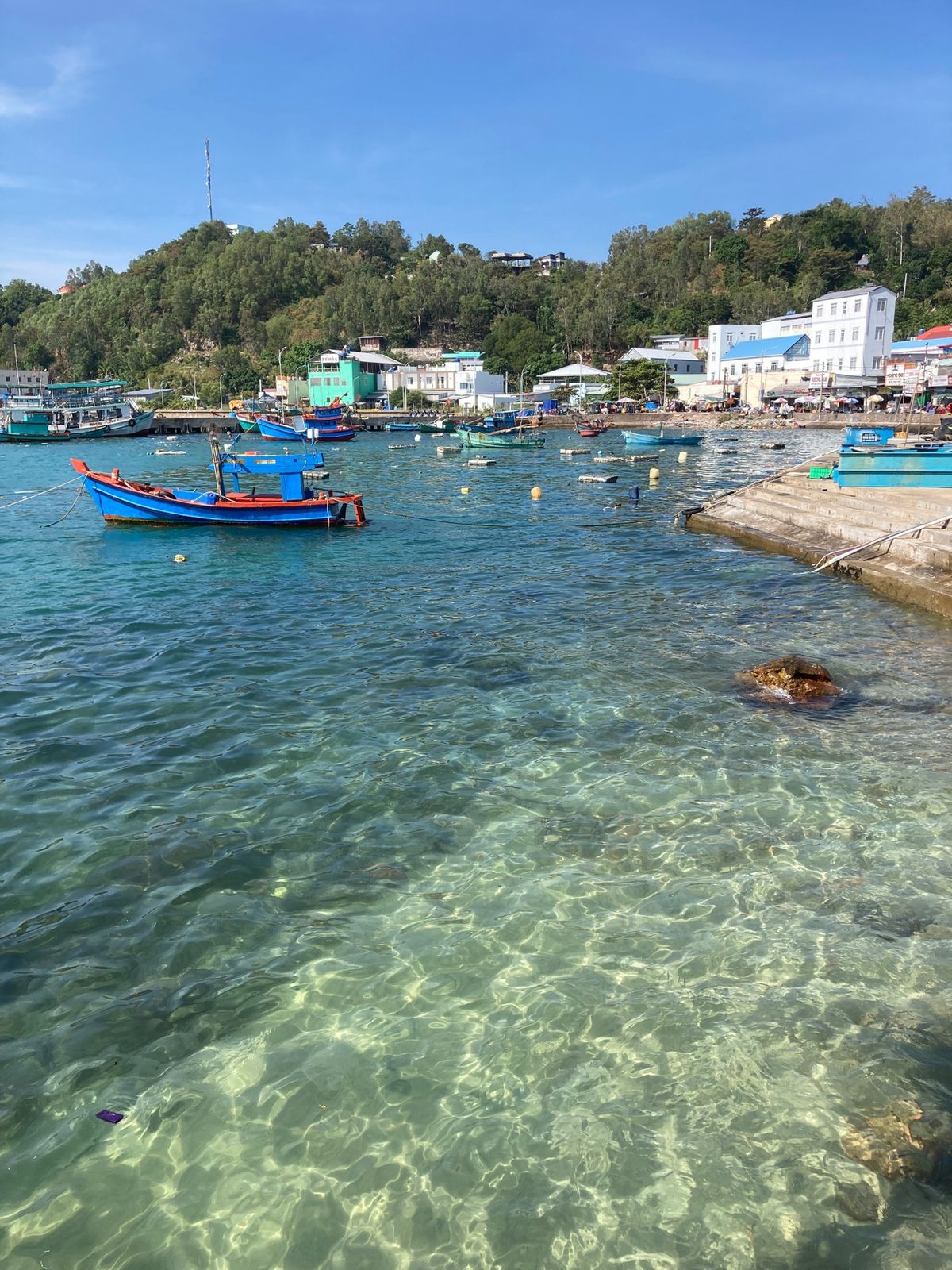 途中ライソン島đảo Lại Sơn経由で2時間半で到着。
港の海もなかな...