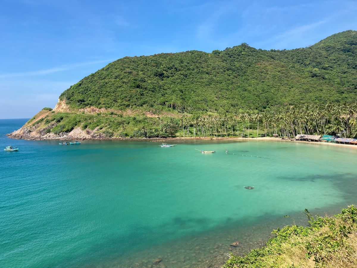 島一周の途中のビーチがきれいだったので、腹ごしらえして戻ってくる事に。
お...