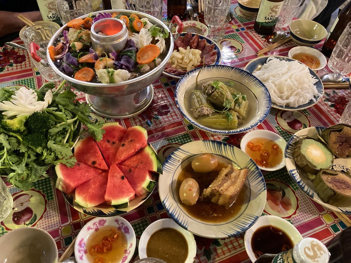 友達に誘われ(旧正月前の)忘年会に。
ドレスコードはアオザイや80年代の服...