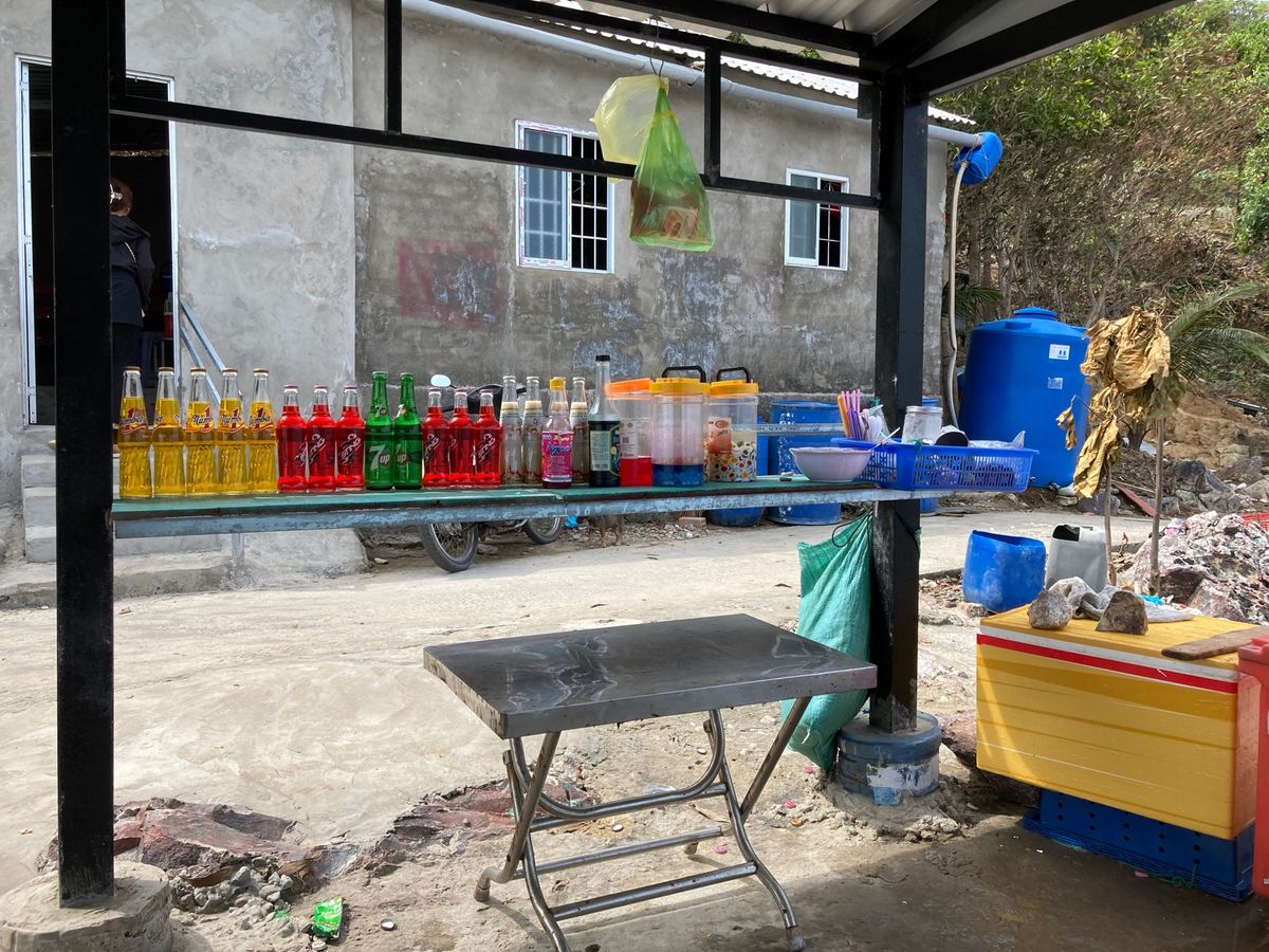 道の途中でカフェを発見。ここはベトナム人観光客もほとんど来なそうな地元民御...