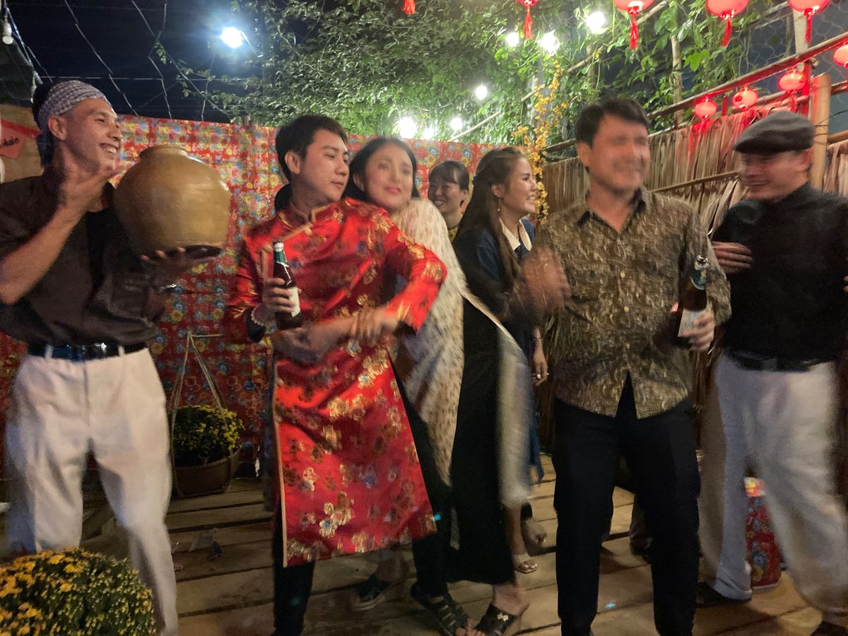 友達に誘われ(旧正月前の)忘年会に。
ドレスコードはアオザイや80年代の服...