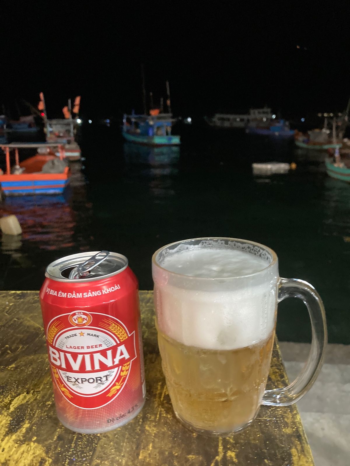 夕食は歩いて港にあるゲストハウスおすすめの海鮮店へ。水槽から選び、セミエビ...