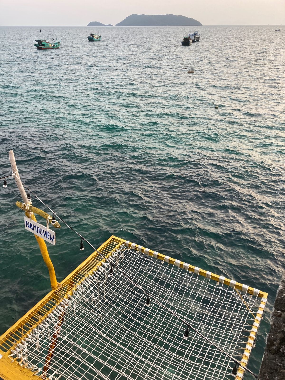 ゲストハウス、部屋は簡素だけれど、景色も良く、オーナーと従業員も若くてとて...