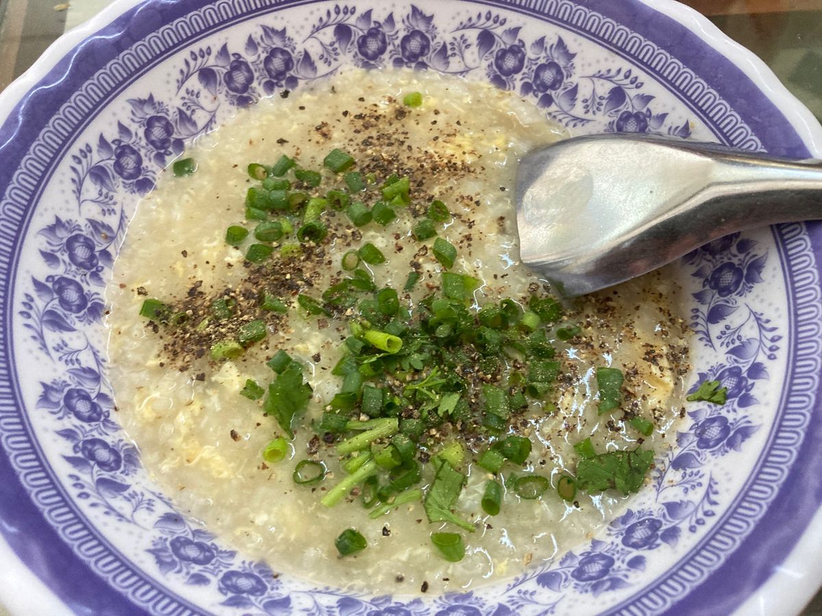 ご馳走になったお粥、卵焼き、牛肉とパプリカ炒め