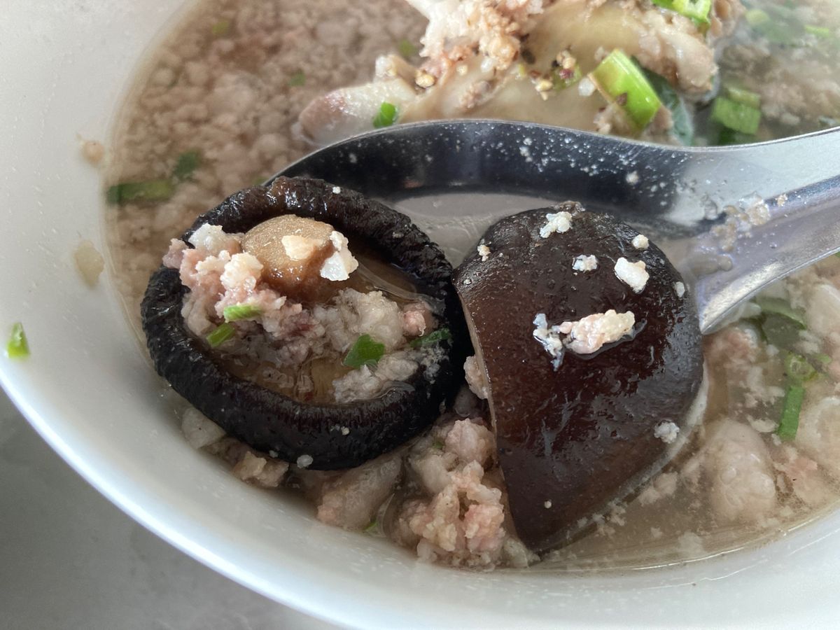 大丈夫な、汁なし中華麺(mì khô)と別添えのひき肉骨付き肉しいたけ入り...