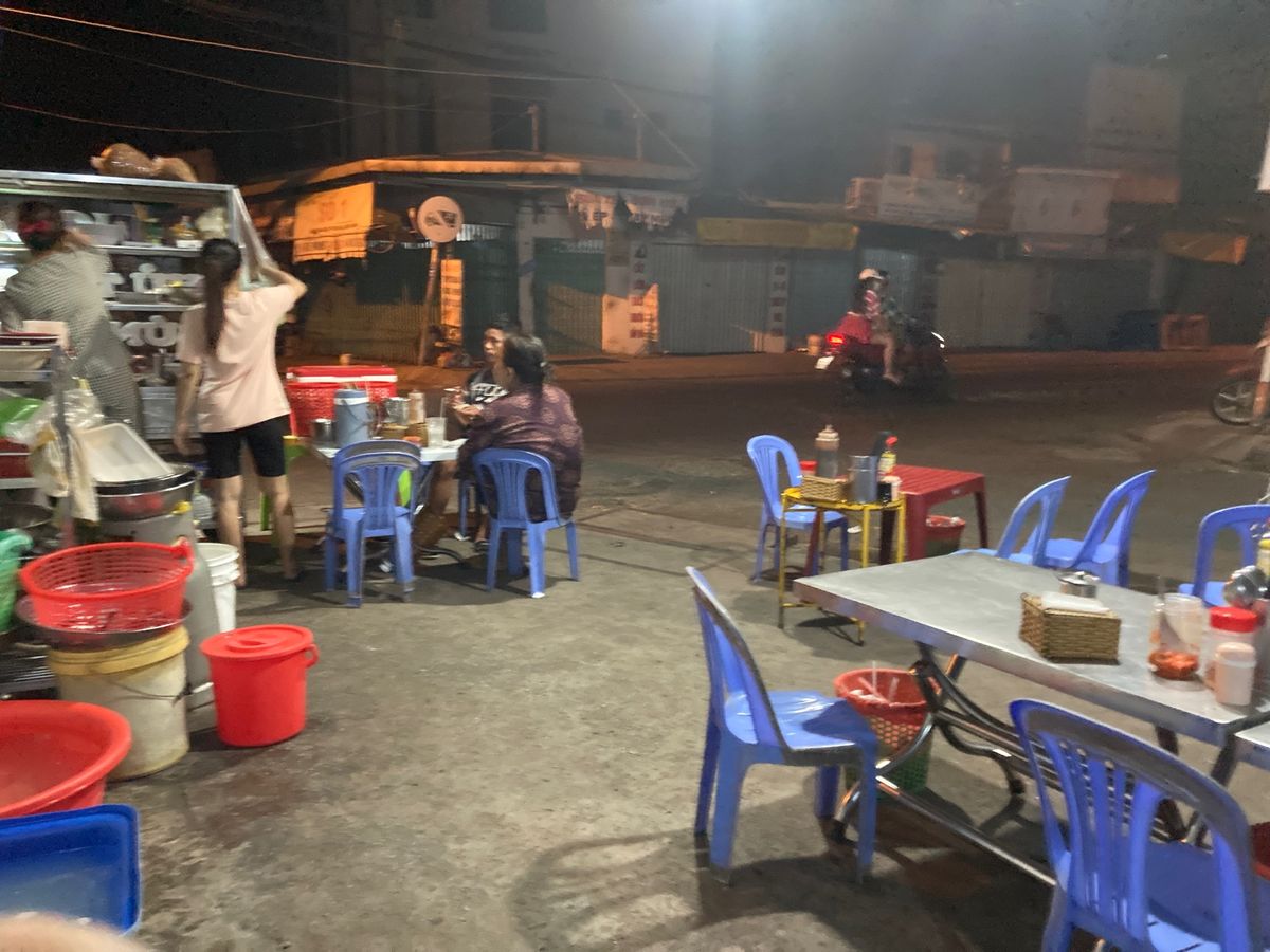 約16時間かかって現地時間の23時30分、どうにか当日中にラックザーのホテ...