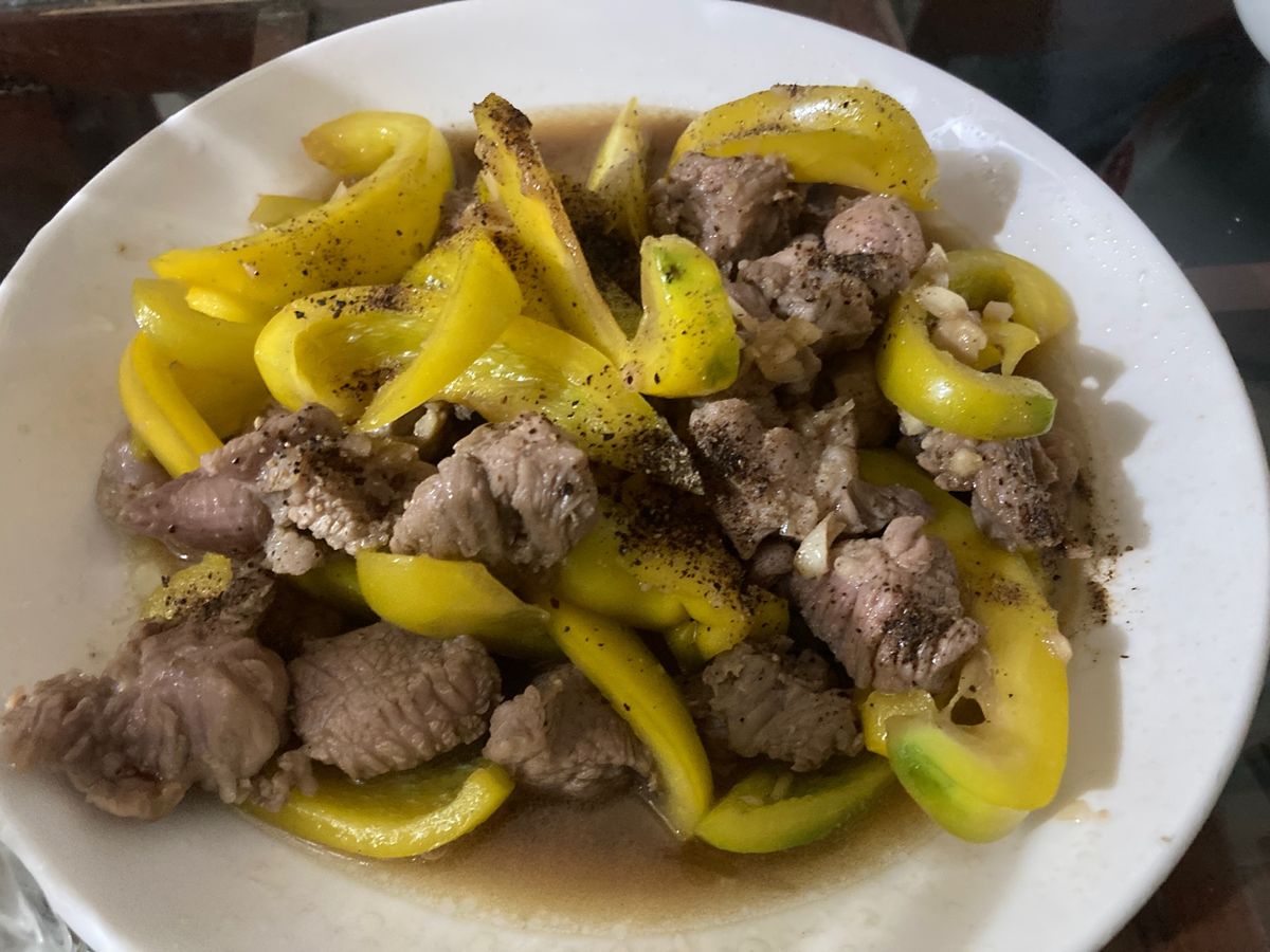 ご馳走になったお粥、卵焼き、牛肉とパプリカ炒め