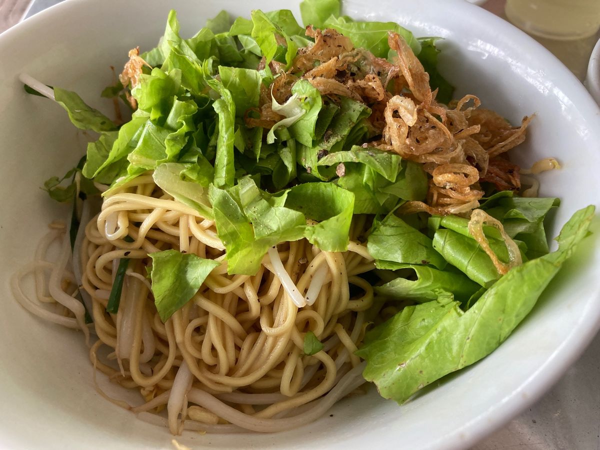 大丈夫な、汁なし中華麺(mì khô)と別添えのひき肉骨付き肉しいたけ入り...