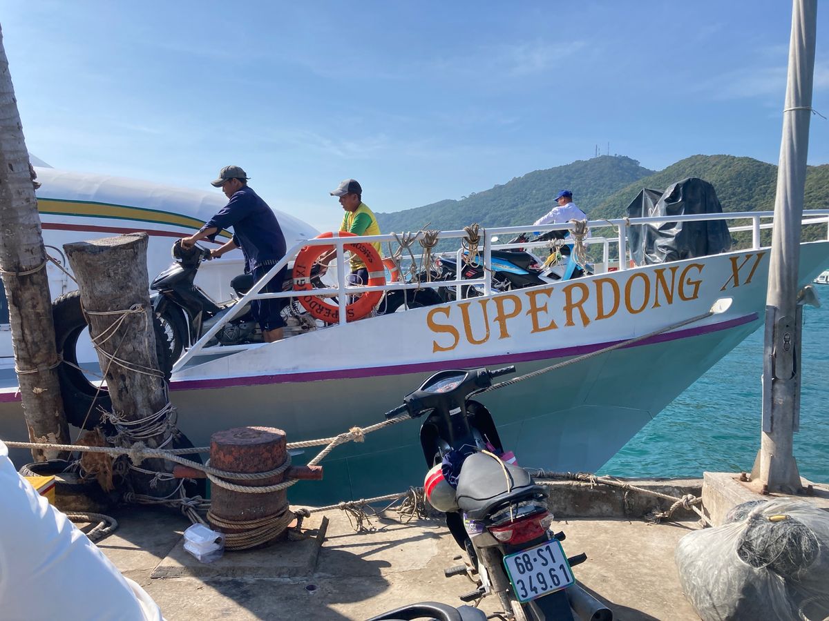 途中ライソン島đảo Lại Sơn経由で2時間半で到着。
港の海もなかな...