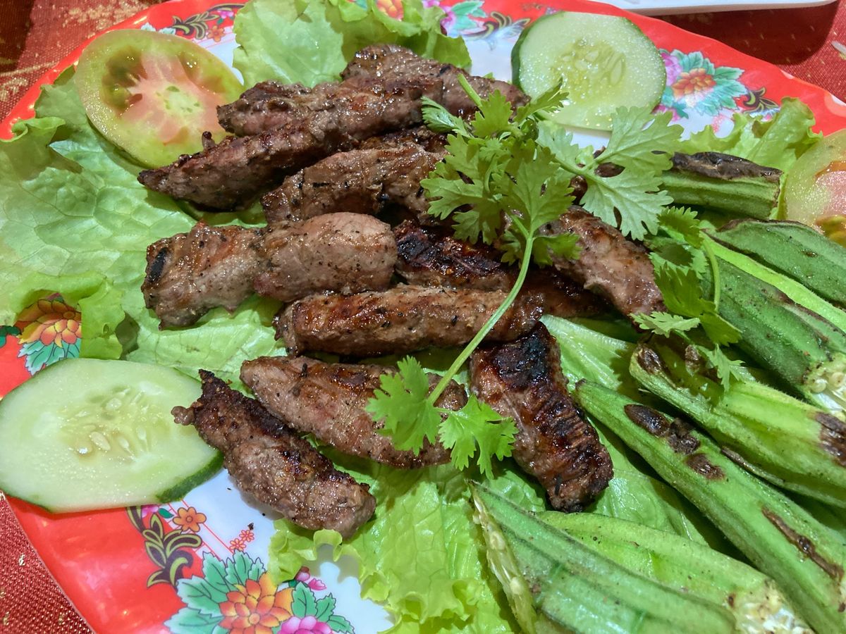 蓮沼と空芯菜(エンサイ)の花、キノコ鍋、牛肉焼き