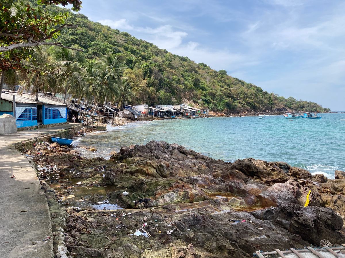 2日目、ちょっと探検しに急坂の裏道へ。細い山道を走り抜けると、海に出ました...