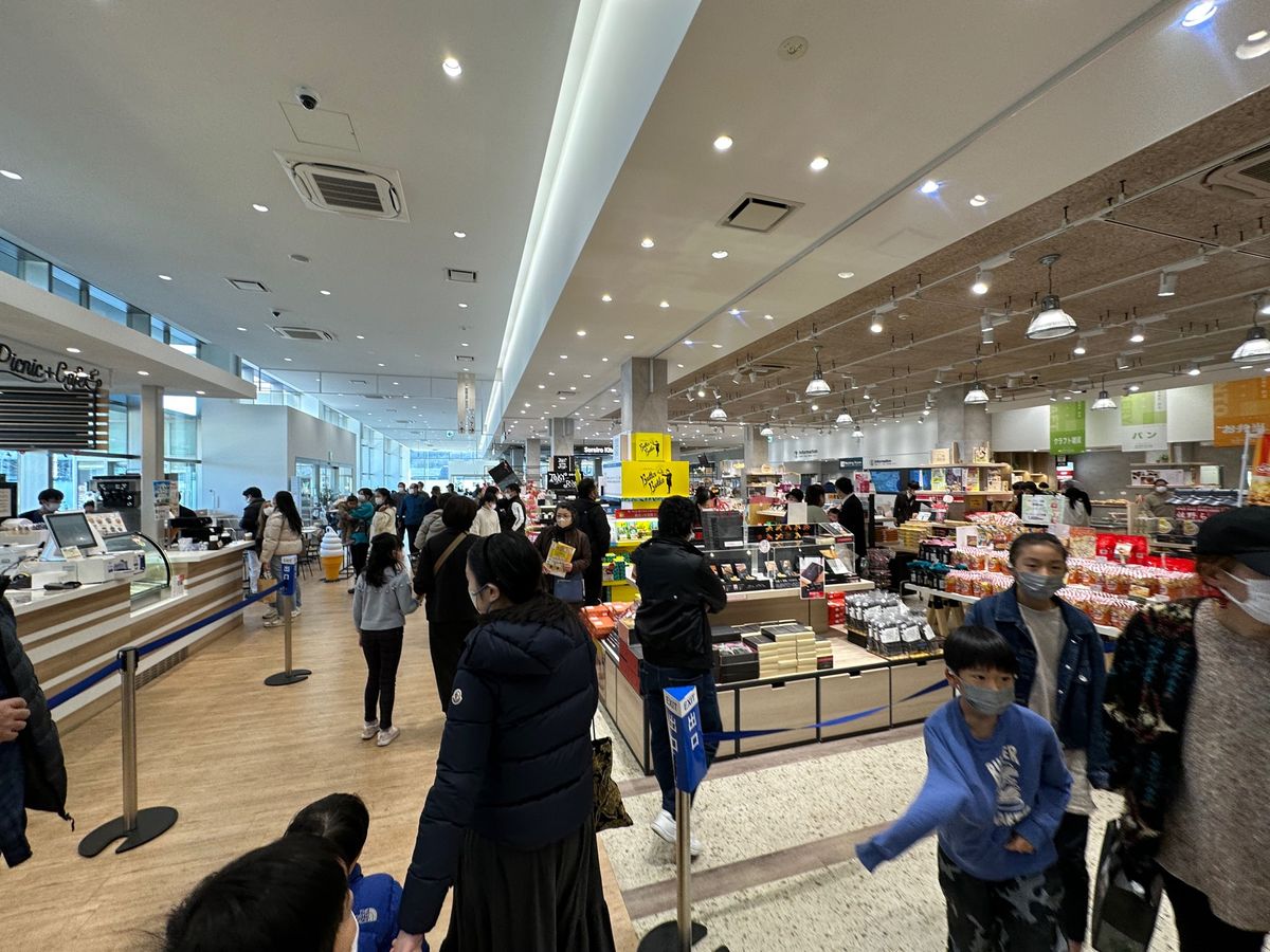 朝9時30分頃￼東京を出発し、11時ごろに佐野サービスエリアでお昼ご飯。
...