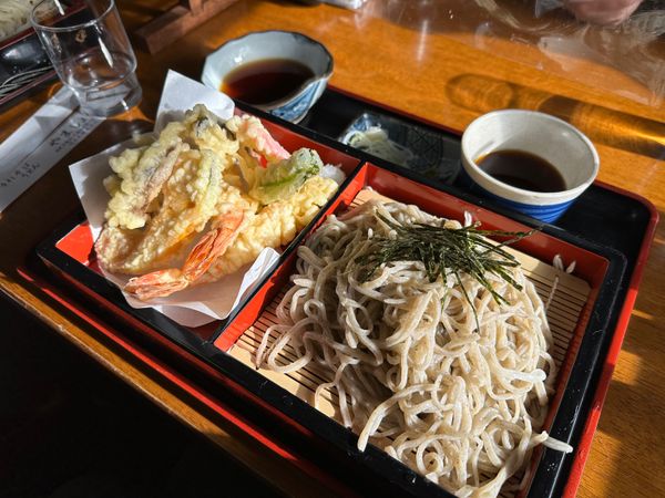 日本・鬼怒川温泉「ペットと泊まれる温泉「鬼怒川 絆」」の写真：鬼怒楯岩大吊橋の近くにあったお蕎麦屋さん...