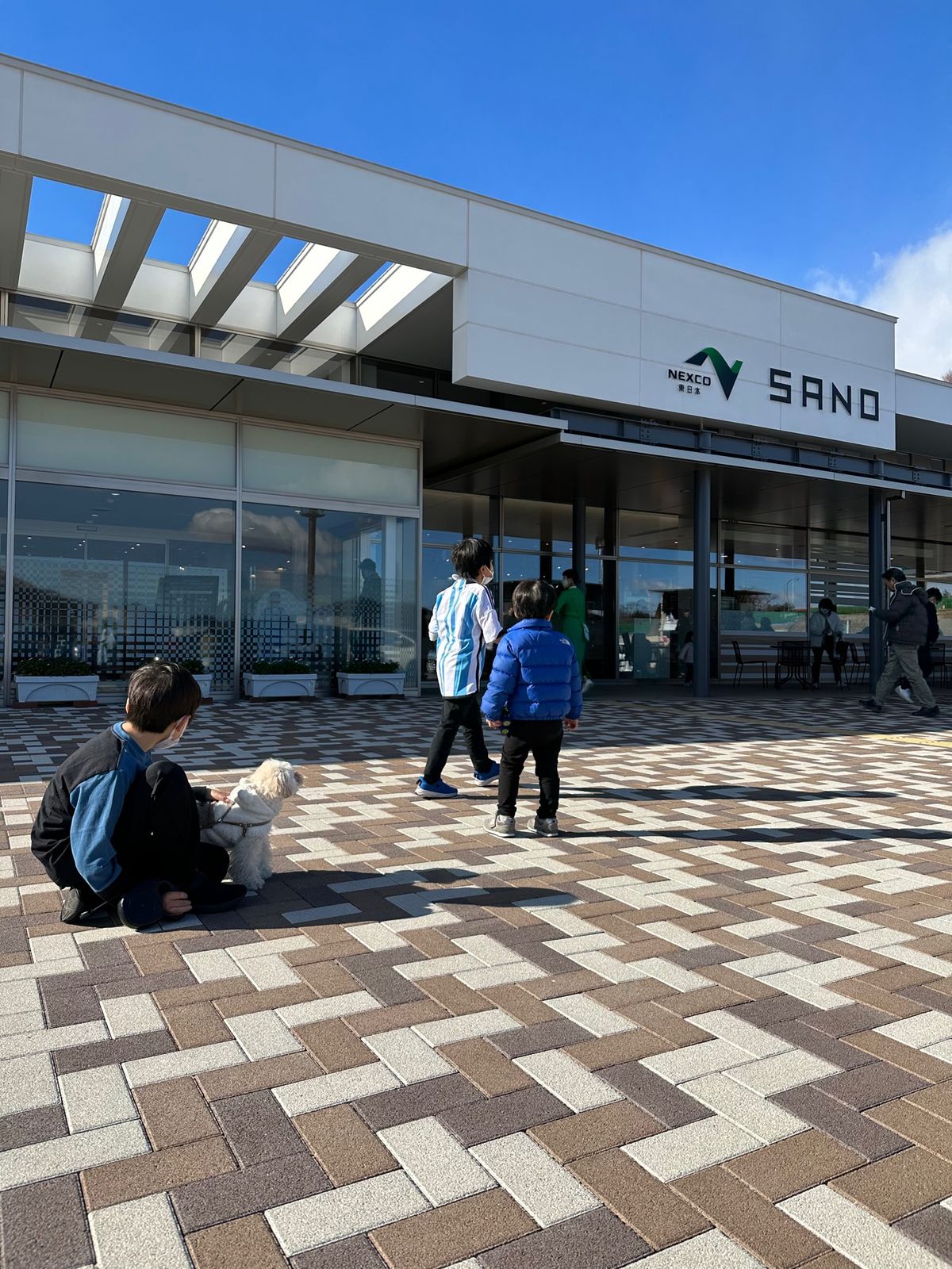 朝9時30分頃￼東京を出発し、11時ごろに佐野サービスエリアでお昼ご飯。
...