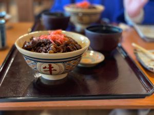 ランチは色々と悩んだ末に『豚捨』の牛丼をいただきました🍴
久々に牛丼を食べ...