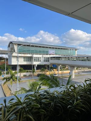 このあと天気が崩れがちだったので、到着時に上空から見た空港近くの海が一番綺...