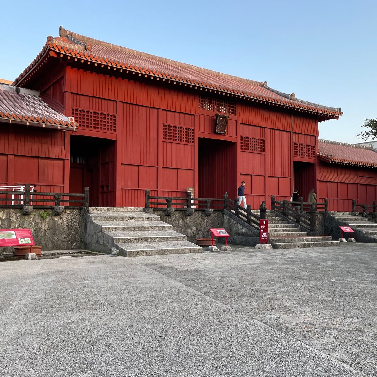 初日の観光は首里城。
2019年に火災の直後に沖縄行ったので、見学はしなか...