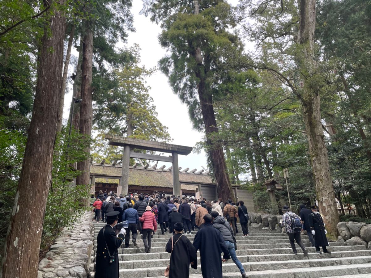 初詣は伊勢神宮内宮に参拝。人出も増えて賑わっていたしたが、それでも駐車場に...