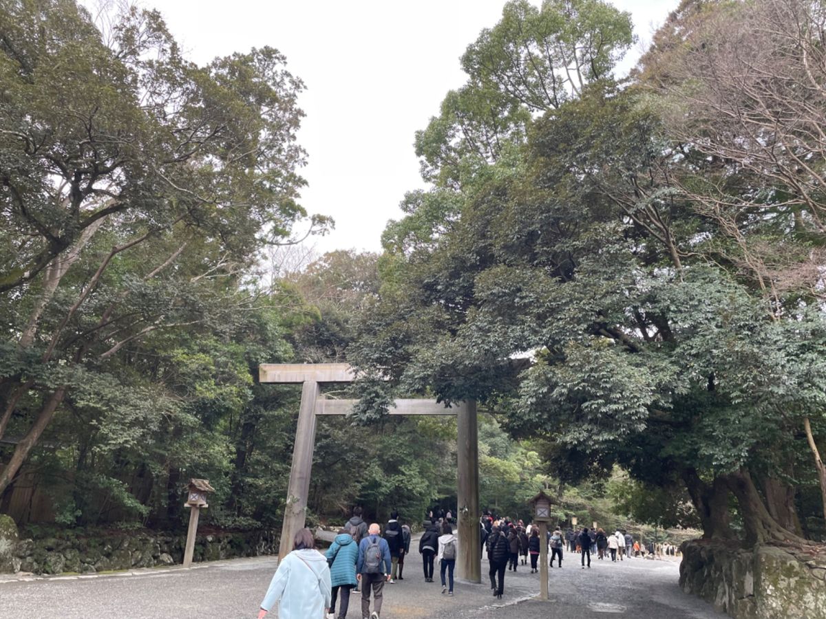 初詣は伊勢神宮内宮に参拝。人出も増えて賑わっていたしたが、それでも駐車場に...